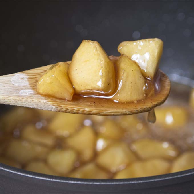 Stewed apples with cloves